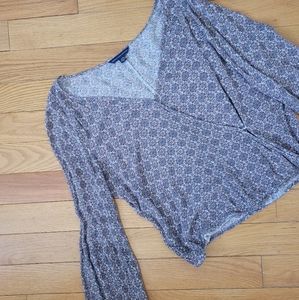 🎉 3/$10 - Bell Sleeve 70s wrap top